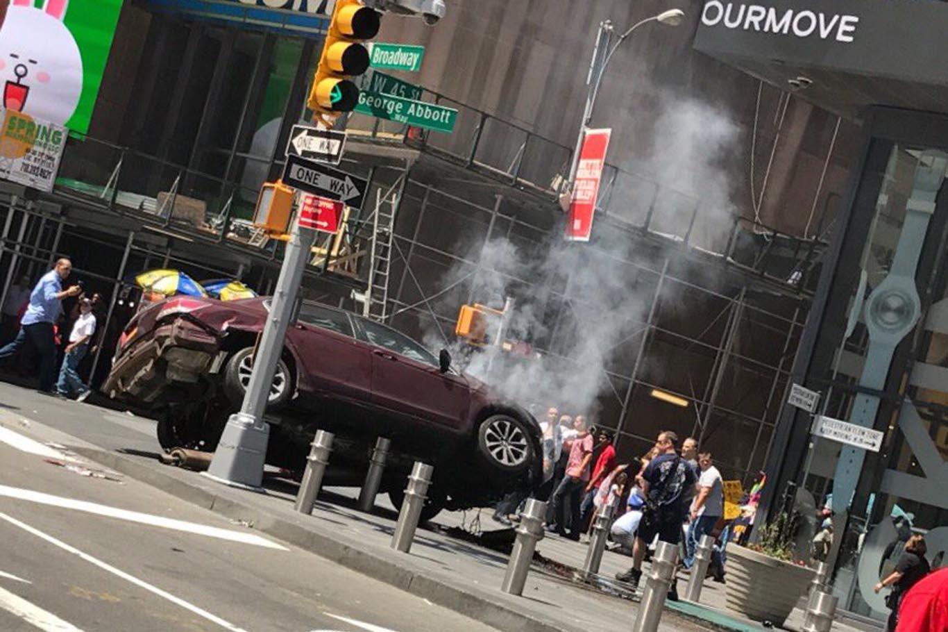 New York’ta bir araç yayalara çarptı: Bir ölü 20 yaralı